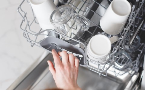dishwasher Adjustable upper basket.