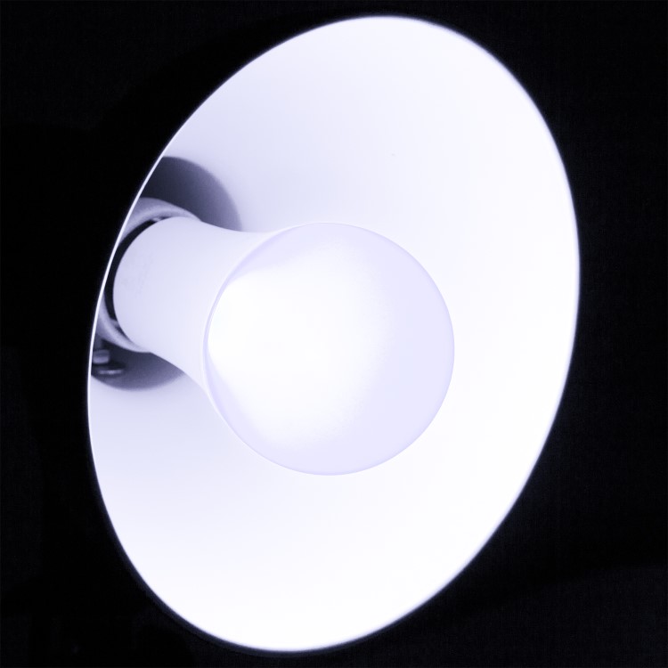 GRADE A1 - electriQ dimmable colour Smart Wifi Bulb with B22 bayonet ending - Alexa & Google Home compatible
